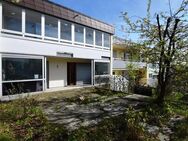Großzügiges, renovierungs- und sanierungsbedürftiges Reihenmittel-/Zweifamilienhaus in ruhiger Lage von Konstanz. - Konstanz