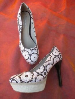 NEU und ungetragen * Retro * Hippie * Blumen * Blüten * Grafik * High- Heels * Plateau * Pumps * Schuhe "Tamaris" Gr. 37- 38/ 5 * schwarz * cremè- beige * - Riedlingen