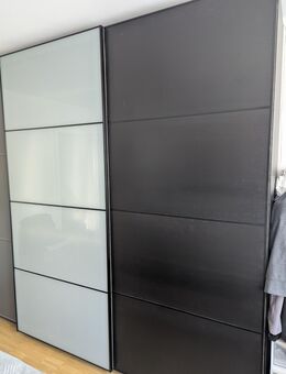 Zu verkaufen: Schwarzes IKEA Pax-Schrank - Frankfurt (Main)