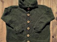 Wunderschöne handgestrickte Kinder Strickjacke mit dekorativen Holzknöpfen - Niederfischbach