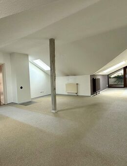 charmante 2-Zimmer-Dachgeschosswohnung in Waldkraiburg - Waldkraiburg