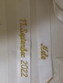 Satinband bestickt mit Name und Datum in 70182