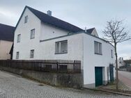 Renovierungsbedürftiges Einfamilienhaus mit Garagen und Stadel in zentrumsnaher Wohnlage - Siegenburg