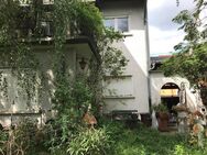 Haus im Dornröschenschlaf, mit wild gewachsenen Garten, großer Garage und vorgebauter Holzpergola - Edingen-Neckarhausen