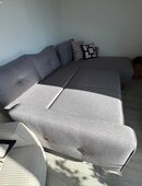 Graues Ecksofa mit Schlaffunktion in 32423
