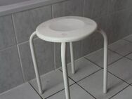 weißer Bad-Stuhl mit Plastiksitzfläche & Metallbeine; Bad-Hocker - Bad Belzig