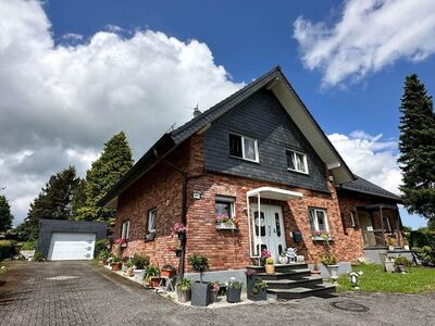 Preissenkung! Doppelhaus in Höfen: Eine Hälfte frei, die andere vermietet.