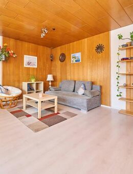 Geräumige und gepflegte 3 Zimmer Wohnung mit sonnigen Balkon und eigener Garage. - Freiberg (Neckar)