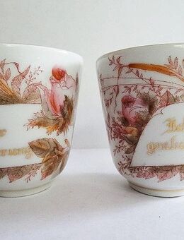2 alte Andenkentassen, Tassen mit Goldschrift, Blumen - Königsbach-Stein