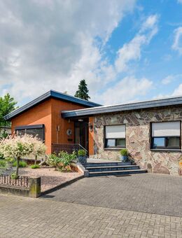 Kompakt gebauter Bungalow mit Doppelcarport... - Selfkant