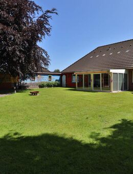 Liebevoll gepflegter Bungalow mit Wintergarten, großem Garten, Carport, Garage und Ausbaureserve - Neukirchen (Landkreis Nordfriesland)