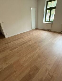 Modernes Laminat - Bad mit Wanne + sep. Küche - Chemnitz