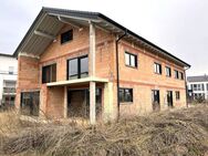 Wohnhaus-Rohbau mit Dach, Fenster, teilw.Rohinst. u. 4 intergr. Garagen in 86690 Mertingen! - Mertingen