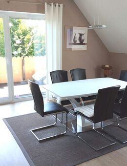 Gepflegtes Zweifamilienhaus mit sechs Stellplätzen in Markt Taschendorf - Markt Taschendorf