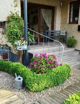 Sehr dörfliche 3-Zi-EG-Wohnung mit 24m² Wintergarten, Einbauküche, Garten, Terrasse und Carport - Hessisch Oldendorf