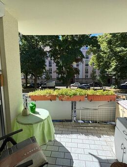 Freigezogene Zwei-Zimmer-Wohnung mit Aufzug, Balkon und Garagenstellplatz - Leipzig