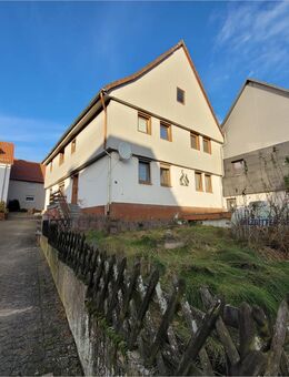 Großes Zweifamilienhaus mit Anbau, Garagen und Renovierungsbedarf - Krebeck