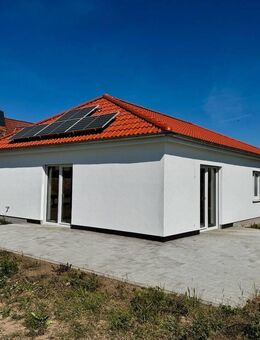 Wieder verfügbar! Fertiggestellter Neubau-Bungalow inkl. Küche, Carport und Terrasse - Burg (Sachsen-Anhalt)