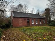 Älteres Wohnhaus mit Schirm, Charme und Melone in Arle - Großheide