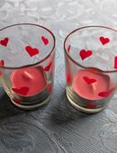 2 Windlichter Teelichthalter Glas transparent 6,5 cm rote Herzen - inklusive 2 Teelichter in 22175