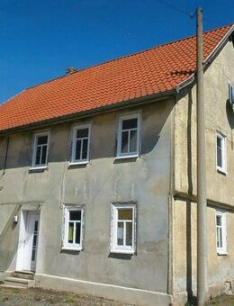 Wohnhaus mit Wirtschaftsgebäude an historischer Stadtmauer in Themar - Themar