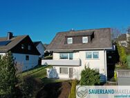 *REDUZIERT* Top-Lage Winterberg: Freistehendes Haus mit Doppelgarage und Einliegerwohnung - Ideal für Gäste oder Home Office! - Winterberg