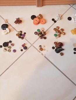 Knöpfe, bunte 300 Stück, Knöpfe 1 - 3,5 cm - Leverkusen