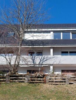 Charmante 2,5-Zimmer-Dachgeschosswohnung mit Balkon und herrlichem Blick in ruhiger Ortsrandlage - Todtnau