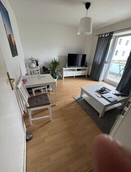 BESICHTIGUNG: 14.10 + 16.10. um 17:30 Uhr - 3 Zi.-Wohnung mit EBK + Balkon + Stellplatz - Pinneberg