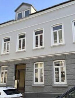 Frisch renoviert! Zentrale 2-Zimmer-Dachgeschoss-Wohnung mit Einbauküche in Flensburg - Flensburg