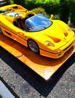 2 x Ferrari F 50 Chrom--und in Gelb ,der auf einer Holzplatte Modellauto 1:18 - Meckenheim