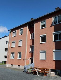 Große Eigentumswohnung mit Garage im 2. OG für junge oder Junggebliebene - Oberkotzau