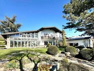 Repräsentatives Anwesen mit Indoor-Pool, zwei Doppelgaragen und parkähnlichem Grundstück - Berg (Landkreis Rhein-Lahn-Kreis)