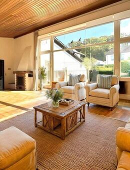 Geräumiger Bungalow mit Kamin, Garage und Einliegerbereich samt schönem Gartenidyll - Wehrheim