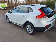 Model:** Volvo V40 Cross Country D2 mit WLAN Baujahr:** 2013 Kraftstoffart:** Diesel Kilometerstand:** 138.500 km Leistung:86 kW (114 PS) TÜV/AU:** bis 05/2026 - Unterschleißheim Zentrum