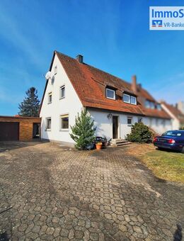 Renovierungsbedürftige DHH mit zwei getrennten Wohnungen auf schönem Grundstück mit Garten und Pool - Nürnberg