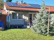 Tiny Bungalow in ruhiger Lage, unterkellert, mit schönem Garten, Garage, PV-Anlage - Waldkraiburg