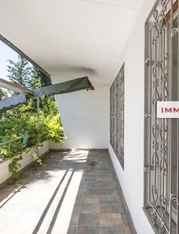 IMMOBERLIN.DE - Toplage! Individuelles Ein-/Zweifamilienhaus mit attraktivem Ausbaupotential, Südgarten & 4 Garagen - Berlin
