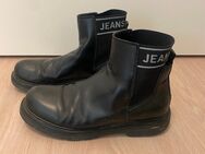 Sehr oft getragene schwarze Chelsea Boots in Größe 40 aus Leder von Tommy Hilfiger mit ausgelatschter Sohle - München Pasing-Obermenzing