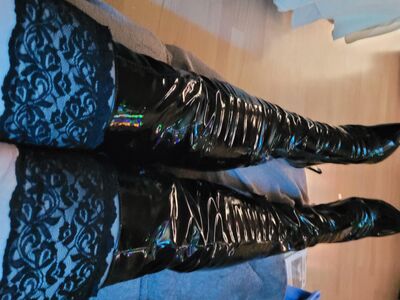 Gehorsame Sissy Slut sucht Domina/Herrin