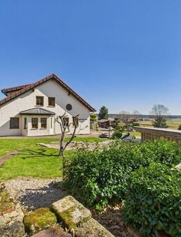 EINMALIG - Imposante Villa im Landhausstil mit Fernblick in die Natur und eigener Zufahrt - Wüstenrot