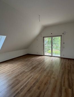 Neubau 1 Zimmer DG Wohnung mit Balkon, Keller und Tiefgarage - Schmiechen