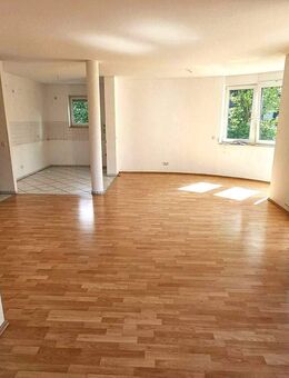 Chice 4-Zimmer-Wohnung in Darmstadt , gr.Balkon, 2 Bäder, Laminatboden, neu renoviert ab 01.Dezember frei! - Darmstadt