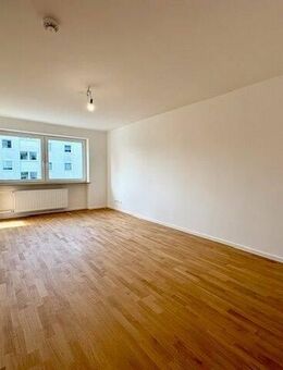 E & Co. - Helle und frisch renovierte 4 Zimmer Wohnung mit Balkon in Oberschleißheim - Oberschleißheim