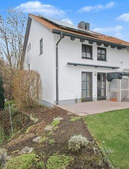 Schöne Doppelhaushälfte mit 2 Garagen und Photovoltaikanlage in Splitlevel Bauweise - Buch (Erlbach)