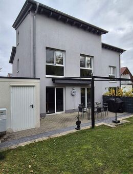 Modernes Haus mit klaren Strukturen -Wärmepumpe - Kleinkarlbach