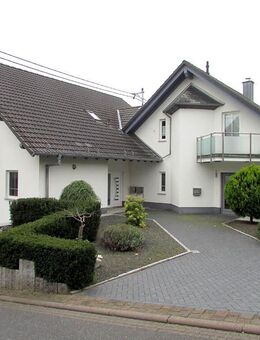 Bacharach-Henschhausen: Voll vermietetes Mehrfamilienhaus mit Terrasse, Balkone und Garagen - Bacharach