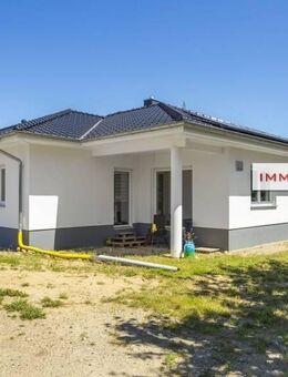 IMMOBERLIN.DE - Moderner Bungalow mit traumhaftem Sonnengarten & verpachtetem Land in idyllischer Wohlfühlharmonie - Falkenberg (Brandenburg)