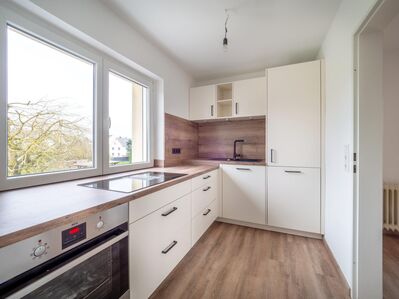 Modernisierte Wohnung mit neuer Küche und zwei Stellplätzen