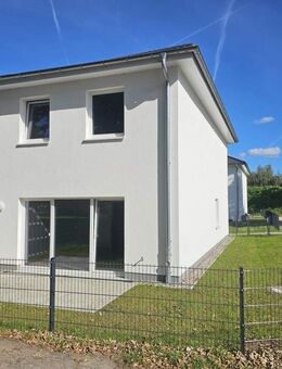 Erstbezug im Neubau: energieeffizientes, familiengerechtes Reihenendhaus mit Wärmepumpe in Flensburg - Flensburg